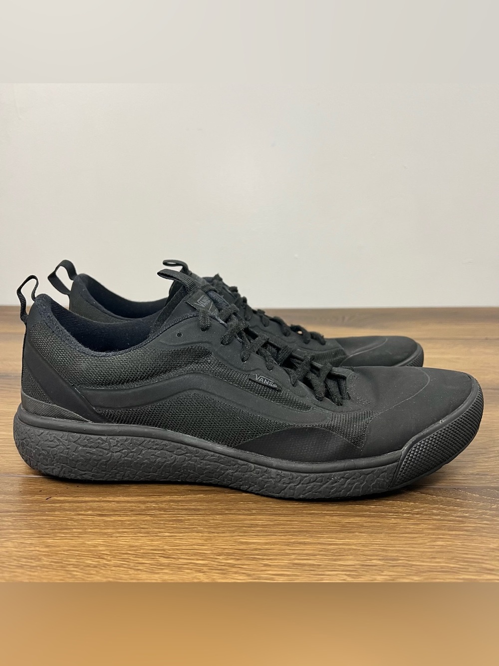 VANS UltraRange EXO Men’s Size 12 Triple Black Low Cut Skate Shoes 721356